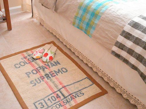 Alfombras de yute con sacos de arpillera usados